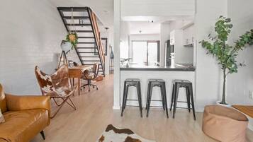 Televisión, libros, oficina