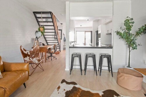 Luxury by the Lagoon - Water Views, 3 Mins to CBD