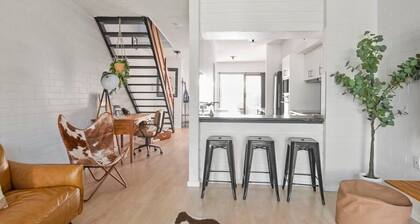 Luxury by the Lagoon - Water Views, 3 Mins to CBD