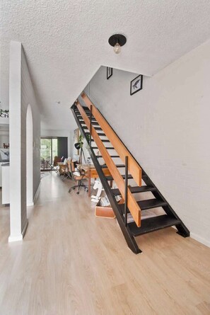 Interior - Luxury by the Lagoon - Water Views, 3 Mins to CBD (Wagga Wagga)