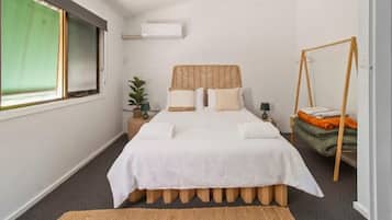 2 quartos, escrivaninha, ferros/tábuas de passar roupa, berço de viagem