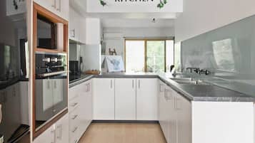 Frigorífico, microondas, horno y placa de cocina