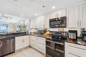 Frigorifero, microonde, forno, piano cottura