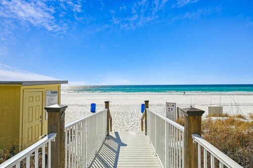 Jade Gem @ Jade East | Renovated Gulf-View Condo | Private Beach | Pool | Fun Pass | Sleeps 8