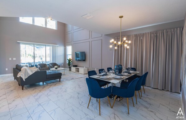 ハウス ベッド (複数台) (8975BSW - The Retreat at ChampionsGat) | レストラン