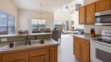 House, Multiple Beds (122WP - West Haven Community) | Private kitchen