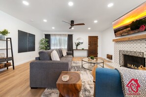 Televisión, chimenea y oficina