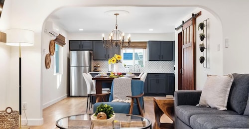 ValleyVibe: Modern Comfort in North Valley - an Irvie Home