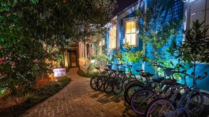 Un camino de ladrillo que lleva a un edificio con un letrero que dice 'Bike Rental'.