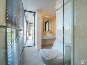 Suite, 1 trÚs grand lit | Salle de bain | Articles de toilette (gratuits), séchoir à cheveux, pantoufles, bidet