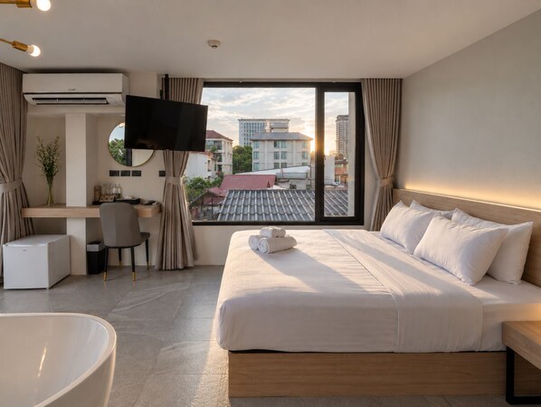 A modern hotel room with a bed, desk, chair, and a TV. - ON Thapae Chiang Mai (Chiang Mai)