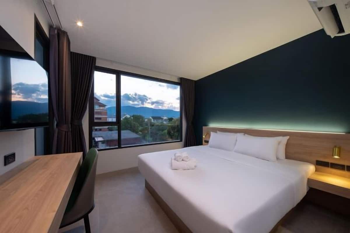Hypo-allergenic bedding available, desk, soundproofing, WiFi (free)