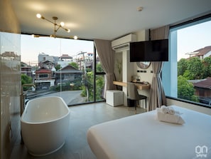 Suite, 1 cama King size | Ropa de cama hipoalergénica, escritorio, insonorización y wifi gratis 