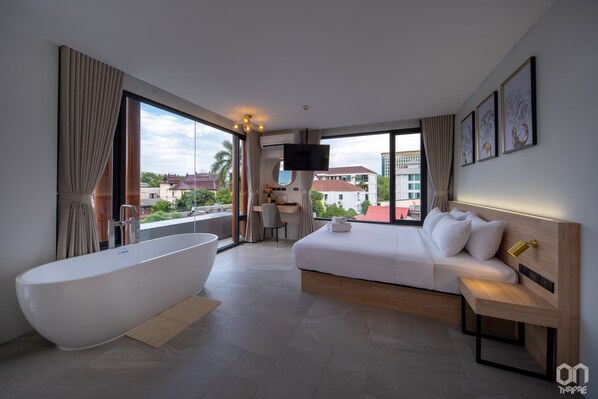 Phòng Suite Deluxe, 1 giường cỡ king | Bộ đồ giường kháng dị ứng, bàn, phòng cách âm