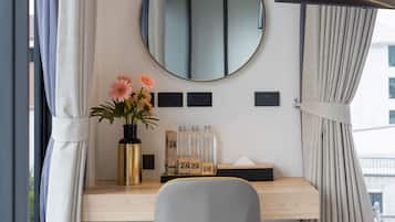 Deluxe Suite, 1 King Bed | 1 bedroom, hypo-allergenic bedding, desk, soundproofing