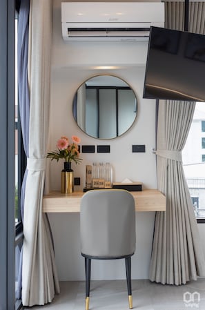 Phòng Suite Deluxe, 1 giường cỡ king | 1 phòng ngủ, bộ đồ giường kháng dị ứng, bàn, phòng cách âm