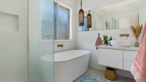 Dusche, umweltfreundliche Kosmetikartikel, Haartrockner, Handtücher