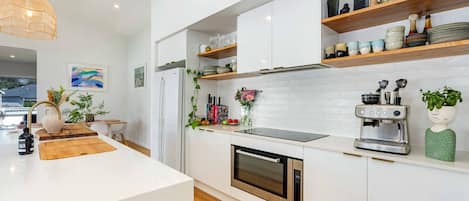 Frigorifero, microonde, forno, piano cottura