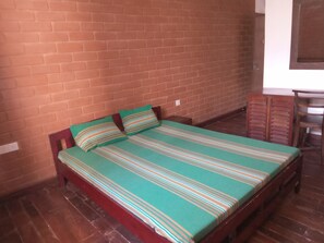 基础双人房, 1 张双人床, 无烟房 | 特色家居、办公桌、笔记本电脑工作区、熨斗/熨板