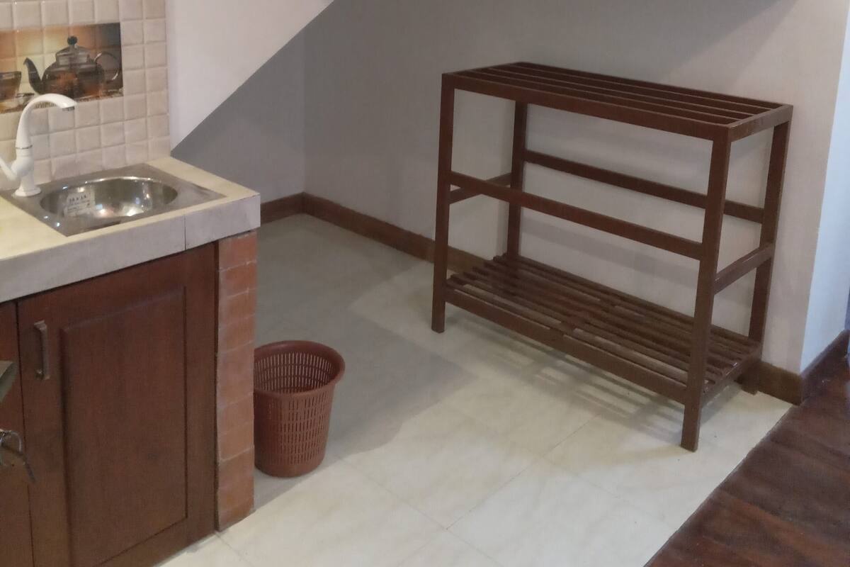 Quarto triplo básico, várias camas, para não fumantes, vista para a colina | Área de estar