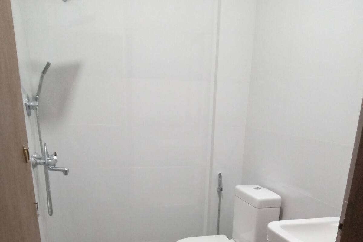 Deluxe dubbelrum - 1 dubbelsäng - icke-rökare - privat badrum | Badrum | Dusch, regndusch, gratis toalettartiklar och tvål