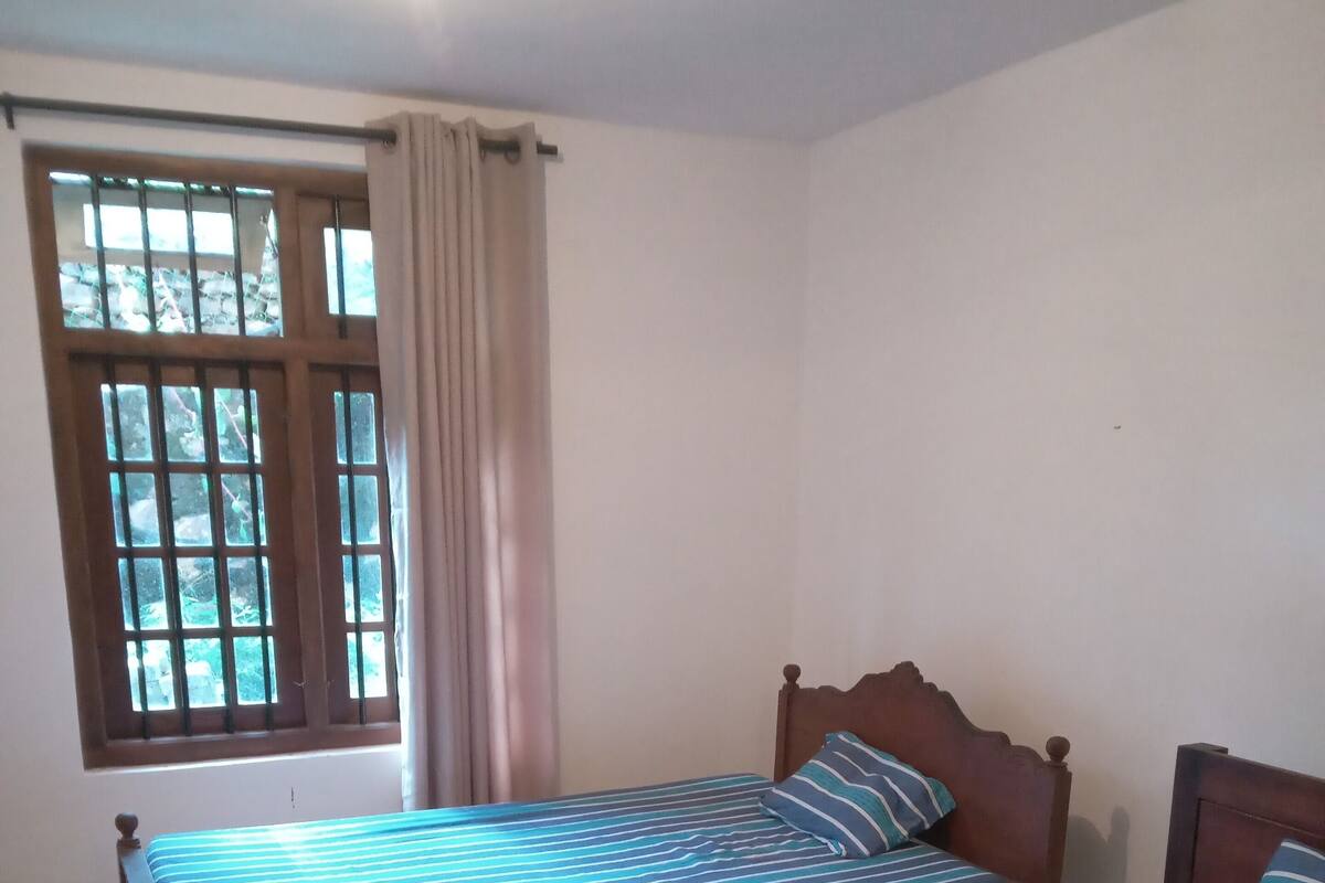 Dormitório compartilhado básico, 2 camas de solteiro, para não fumantes | Individualmente mobiliados, escrivaninha