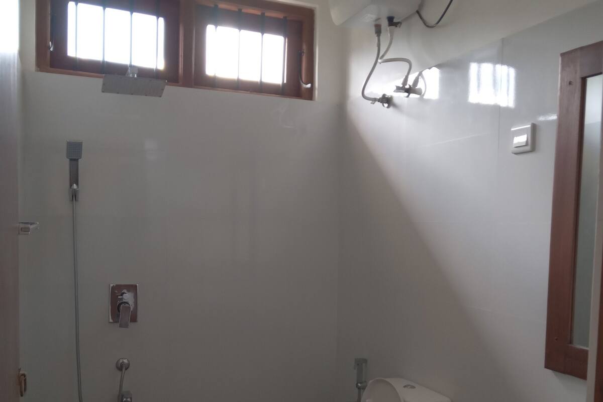 Deluxe dubbelrum - 1 dubbelsäng - icke-rökare - utsikt mot bergen | Badrum | Dusch, regndusch, gratis toalettartiklar och tvål