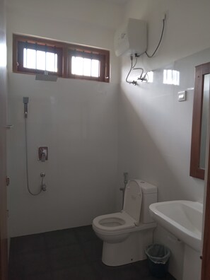 Deluxe Double Room, 1 Double Bed, Non Smoking, Hill View | Bathroom