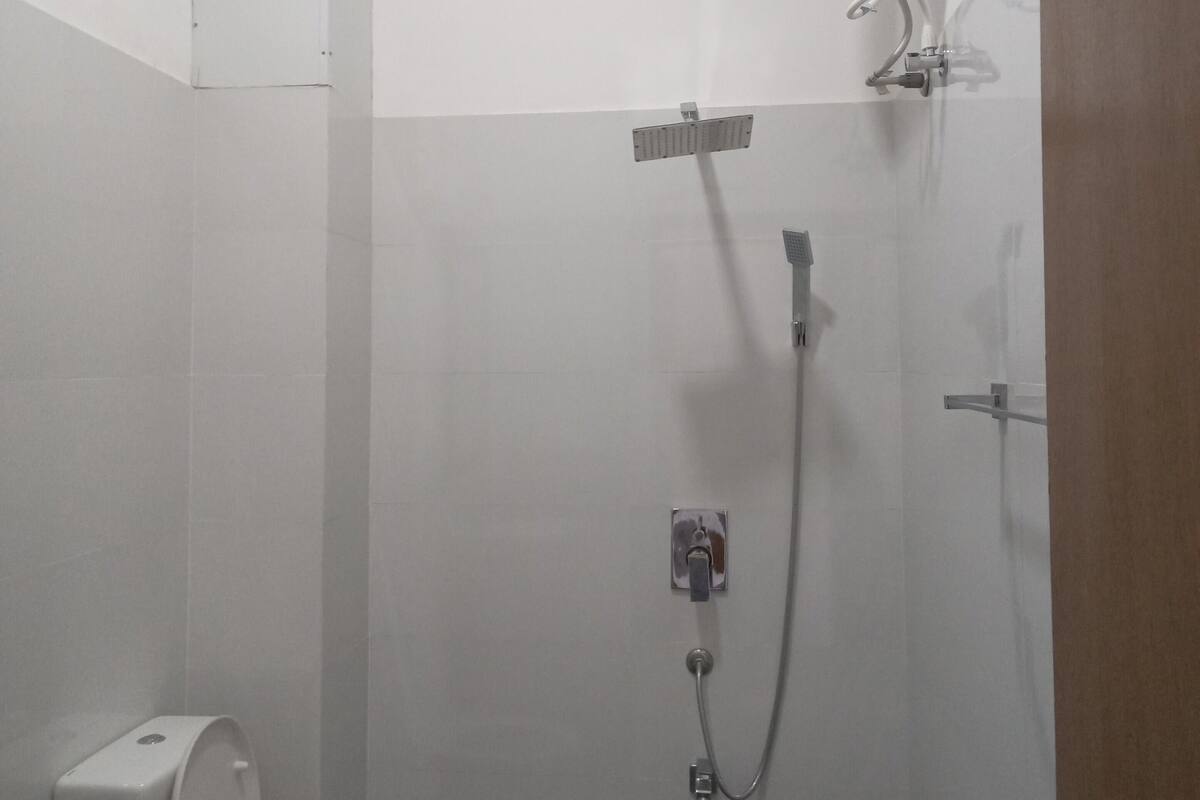 Deluxe dubbelrum - 1 sovrum - icke-rökare - utsikt mot bergen | Badrum | Dusch, regndusch, gratis toalettartiklar och tvål