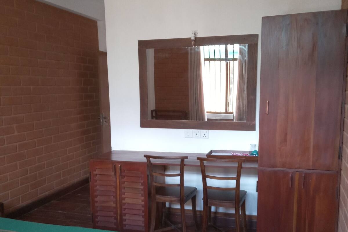 Basic dubbelrum - 1 dubbelsäng - icke-rökare | Unika möbler, skrivbord, arbetsyta för laptop och strykjärn/strykbräda