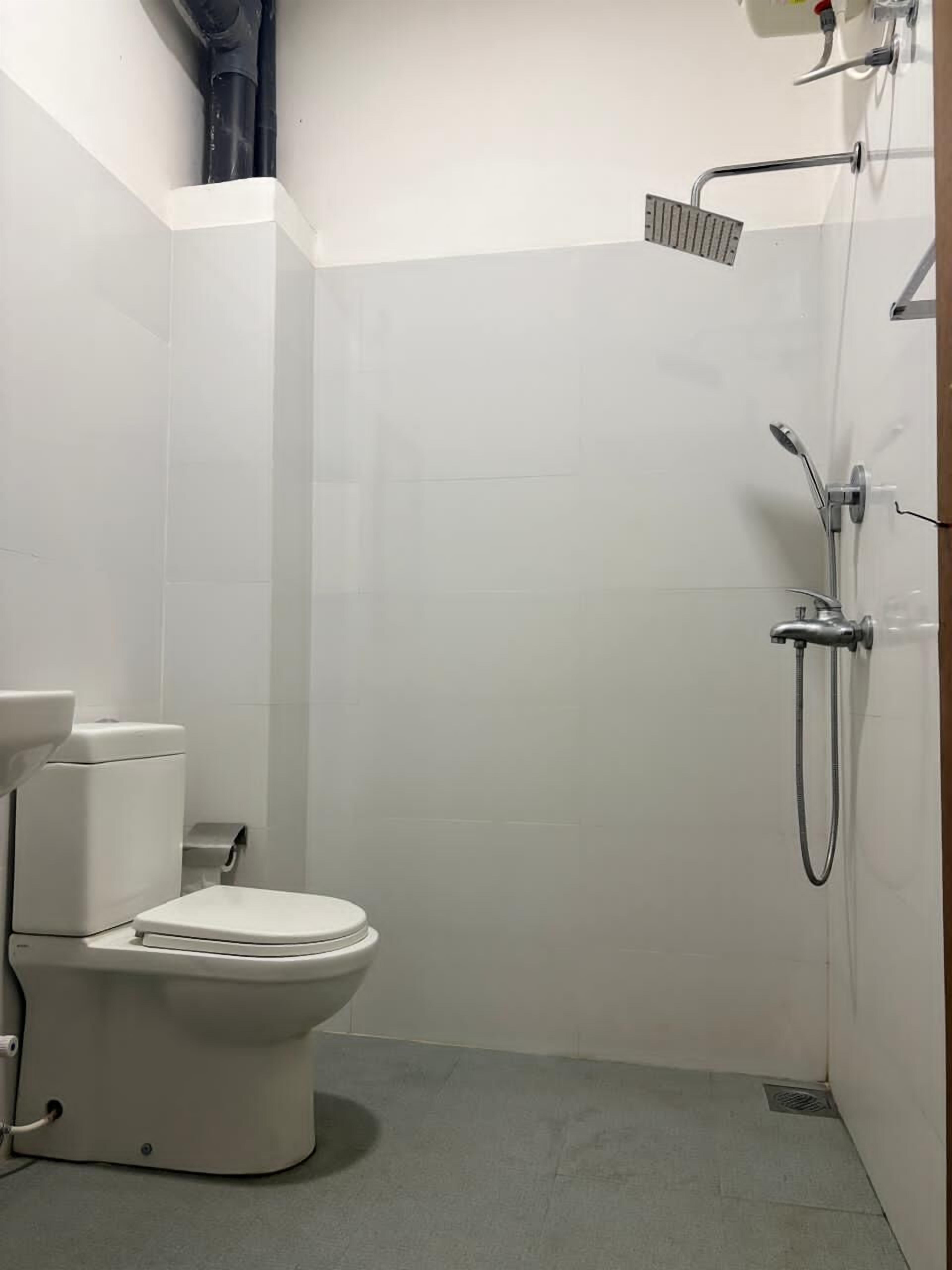 Shower, rainfall showerhead, free toiletries, soap