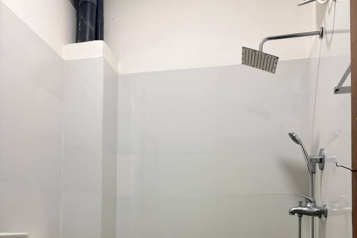 Shower, rainfall showerhead, free toiletries, soap