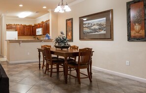 Dining - Unit 8406 - Tuscana Resort (Davenport)