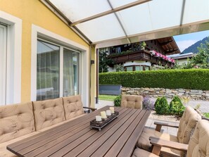 Outdoor dining - Beautiful group accommodation with sauna & ski-in (Itter)