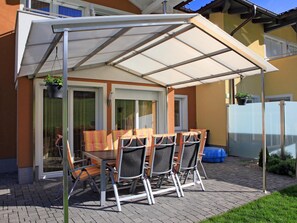 Outdoor dining - Beautiful ski-in holiday home with sauna near ski lift (Itter)