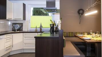 Kühlschrank, Mikrowelle, Ofen, Herdplatte