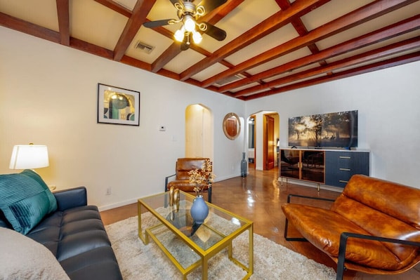 Smart TV - Near TMC / Central / Fenced Yard / 3 BR & 1 BA (Tucson)