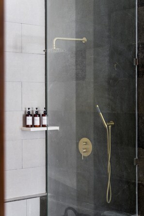 Royal-Villa | Badezimmer | Kostenlose Toilettenartikel, Haartrockner