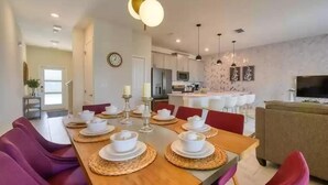 Apartment, Mehrere Betten (8973CCD - The Retreat At ChampionsGat) | Speisen