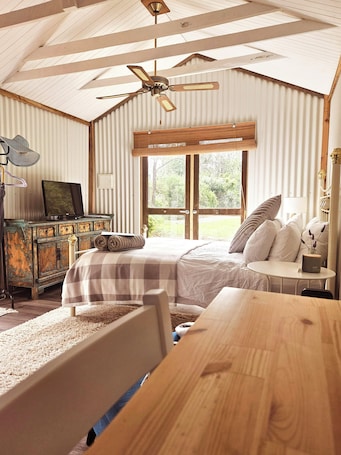 1 bedroom, free WiFi, bed sheets. A converted country barn is set in it's own English country courtyard garden.