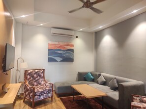 Suite | Oppholdsområde | En 28-tommers LCD-TV med kabel-kanaler