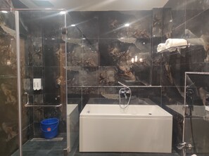 套房 | 浴室 | 淋浴设施、大花洒淋浴喷头、免费洗浴用品、毛巾