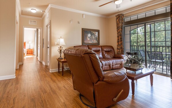 Apartment, Mehrere Betten (Unit 9408- Tuscana Resort) | Wohnbereich