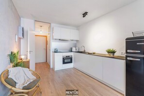 Geladeira, micro-ondas, fogão, cooktop