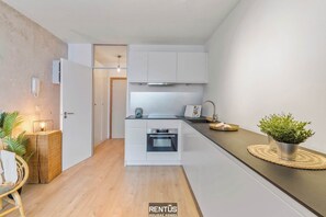 Køleskab, mikrobølgeovn, ovn, kogeplade