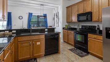 House, Multiple Beds (154YSD-Watersong) | Private kitchen