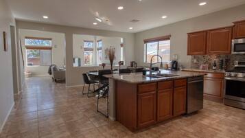 Kühlschrank, Mikrowelle, Ofen, Geschirrspüler