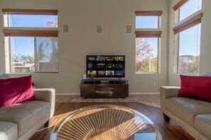 Smart TV, fireplace, computer monitors - Paradise Retreat /Heated Privat Pool/BBQ (Casa Grande)