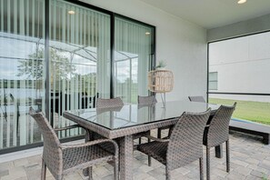 Hus - flera sängar (198KB  - Balmoral Resort) | Restaurang utomhus