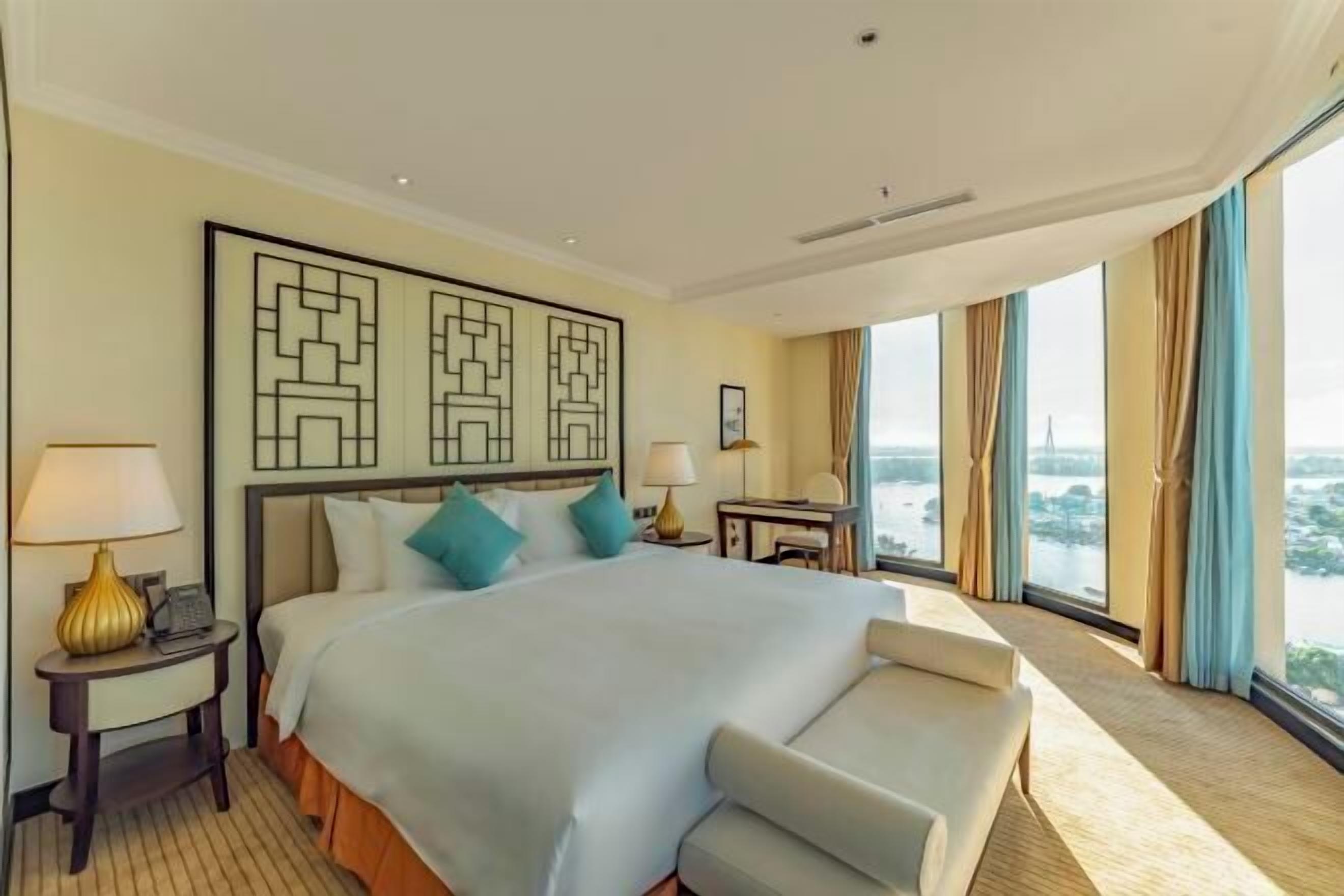 Minibar, caja de seguridad en la habitación y escritorio 